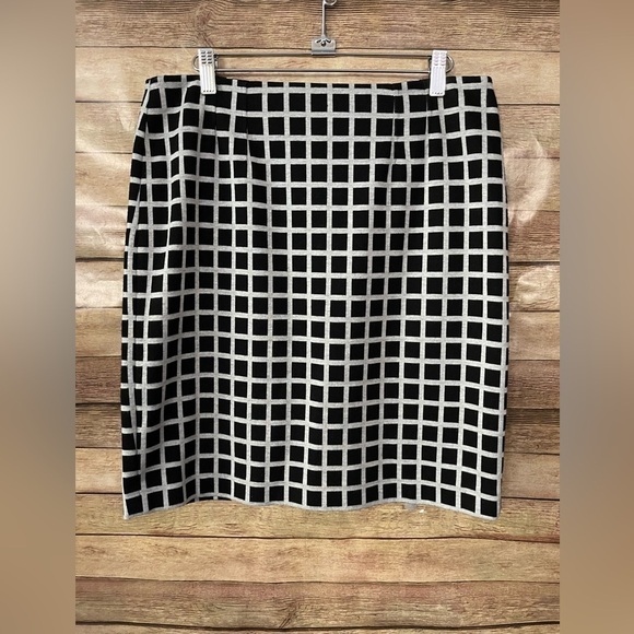 Halogen Dresses & Skirts - Halogen Women's Tartan Plaid Above Black White Knee Skirt Size: 10